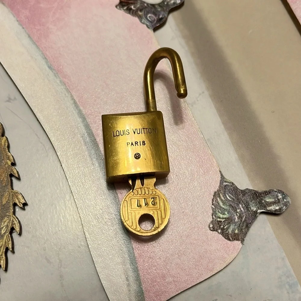 LV Key and Lock Set #217